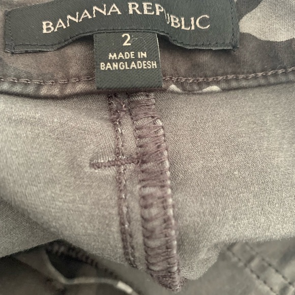Banana Republic Green and Gray Cargo Camo Pants - Picture 4 of 5